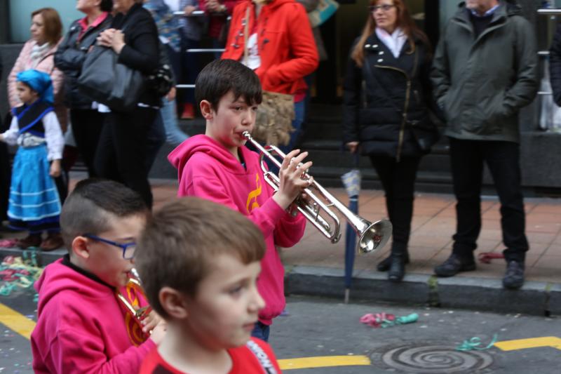 Miles de personas han disfrutado del desfile de carrozas de las fiestas del Bollo de Avilés, que se ha celebrado tras una multitudinaria Comida en la Calle.