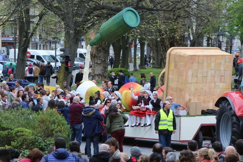 Miles de personas han disfrutado del desfile de carrozas de las fiestas del Bollo de Avilés, que se ha celebrado tras una multitudinaria Comida en la Calle.