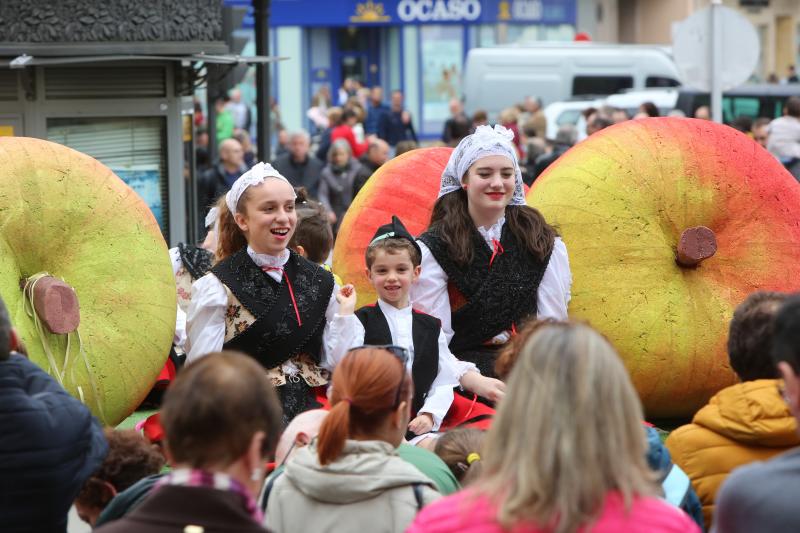 Miles de personas han disfrutado del desfile de carrozas de las fiestas del Bollo de Avilés, que se ha celebrado tras una multitudinaria Comida en la Calle.