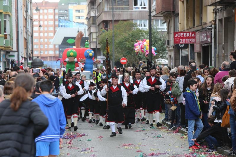 Miles de personas han disfrutado del desfile de carrozas de las fiestas del Bollo de Avilés, que se ha celebrado tras una multitudinaria Comida en la Calle.