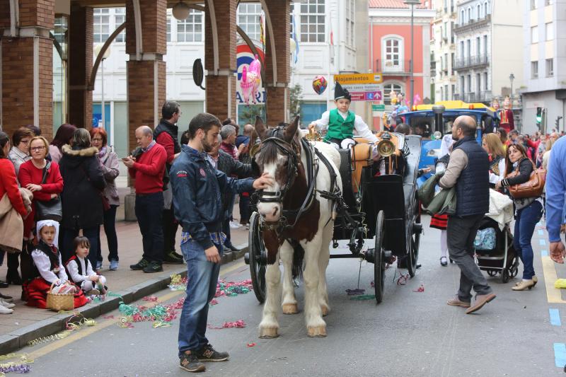 Miles de personas han disfrutado del desfile de carrozas de las fiestas del Bollo de Avilés, que se ha celebrado tras una multitudinaria Comida en la Calle.