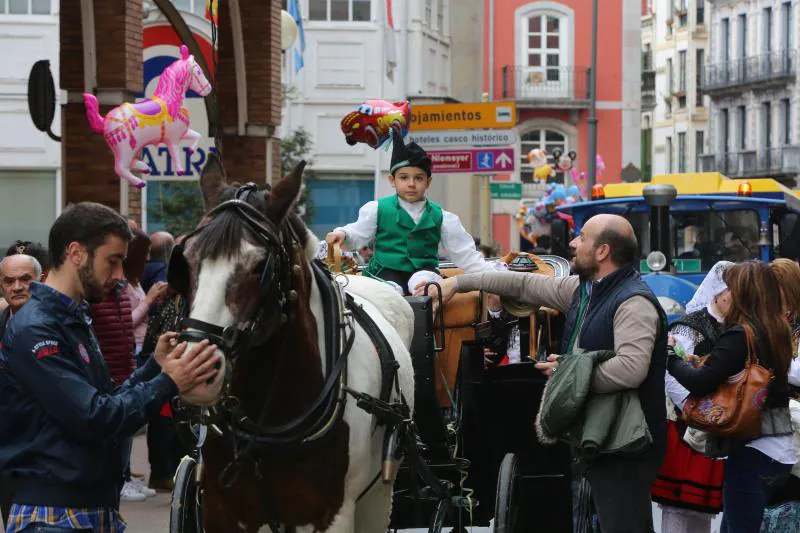 Miles de personas han disfrutado del desfile de carrozas de las fiestas del Bollo de Avilés, que se ha celebrado tras una multitudinaria Comida en la Calle.