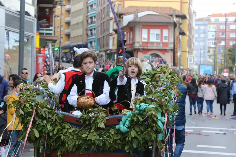 Miles de personas han disfrutado del desfile de carrozas de las fiestas del Bollo de Avilés, que se ha celebrado tras una multitudinaria Comida en la Calle.