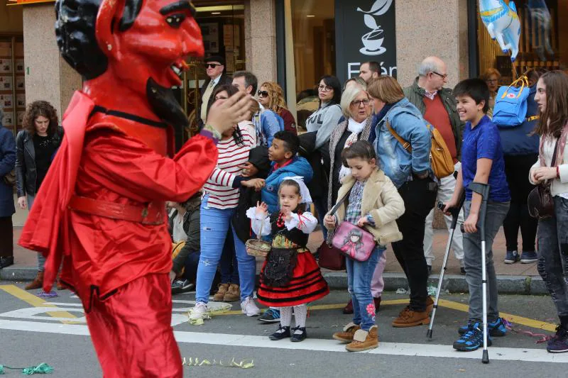 Miles de personas han disfrutado del desfile de carrozas de las fiestas del Bollo de Avilés, que se ha celebrado tras una multitudinaria Comida en la Calle.