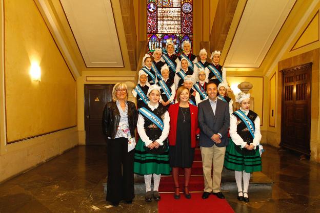 Foto oficial con las xanas y xaninas. 