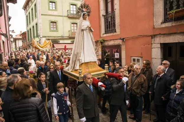Con manto blanco, la imagen de la Virgen de los Dolores marcha hacia la basílica tras el encuentro con su hijo en la calle Mayor. 