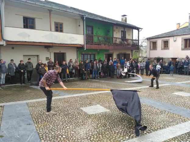 Rodrigo Villanueva y José Ramón Iglesias, durante el bandeo de pendones en la localidad veigueña de Piantón. 