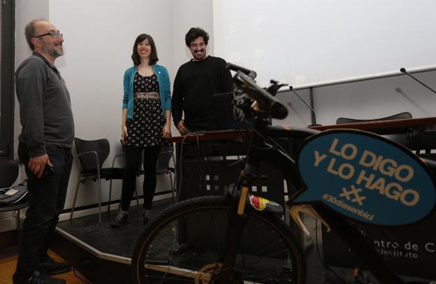 Carlos Rodríguez, Sonia Barral y Nicolás Merino, en el Antiguo Instituto, antes de iniciar la charla. 