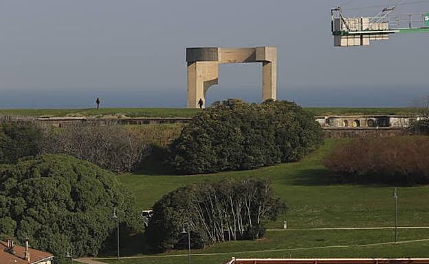 La Policía evita que un joven se tire al mar desde el cerro Santa Catalina