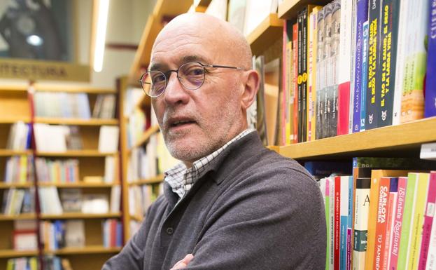 Amador Fernández, ayer en la librería Cornión. 