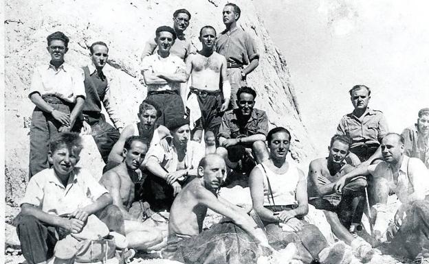 Imagen principal - Primer ascenso al Naranjo de Bulnes de la agrupación en 1943, una excursión a Peñasanta en 1957 y Cabalgata de Reyes Magos, en plena montaña de Tuiza.