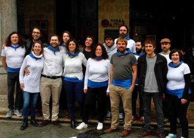 Imagen secundaria 1 - Arriba, los integrantes del Partido Popular en la calle Jovellanos. Abajo a la izquierda, miembros de Somos Avilés y Podemos Asturias en la calle San Francisco; a la derecha, integrantes de Foro.