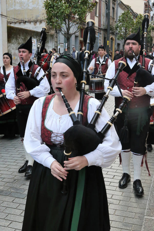 El desfile por las calles de Celleruelo y Florencio Rodríguez con la participación de bandas de gaitas y grupos folclóricos congregó a un gran número de personas