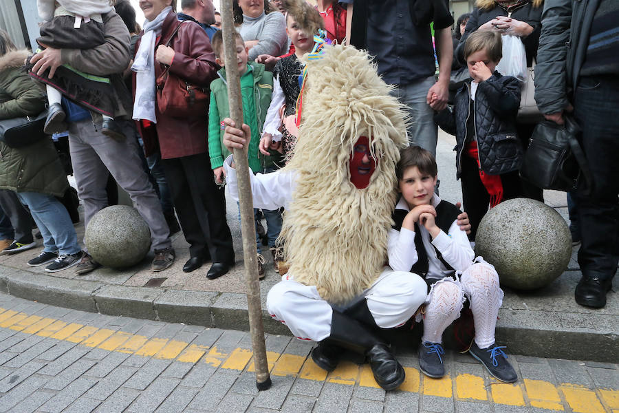 El desfile por las calles de Celleruelo y Florencio Rodríguez con la participación de bandas de gaitas y grupos folclóricos congregó a un gran número de personas