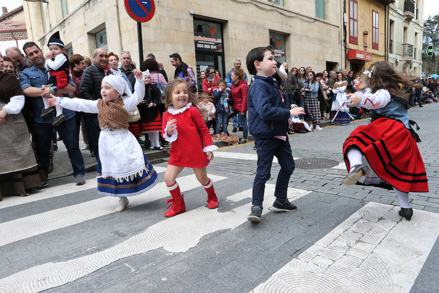 El desfile por las calles de Celleruelo y Florencio Rodríguez con la participación de bandas de gaitas y grupos folclóricos congregó a un gran número de personas