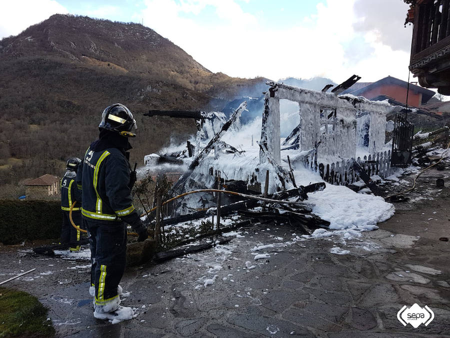 No se registraron daños personales y la actuación de los bomberos evitó que el fuego se propagase a unas viviendas cerca