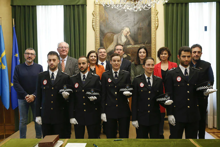 Fotos: Las imágenes de la toma de posesion de los cinco policias locales nuevos en el Ayuntamiento de Gijón
