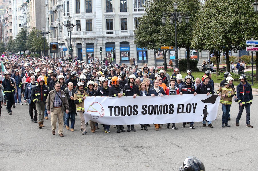 Bomberos de 37 parques de España se han concentrado en Oviedo bajo el lema 'Todos somos Eloy'. Es su respuesta a la sentencia por el fallecimiento del bombero en el incendio de Uría 58, en el que resultó herido su compañero Juan Carlos Fernández Grand, 'Cuni', que intervino en el Pleno municipal.