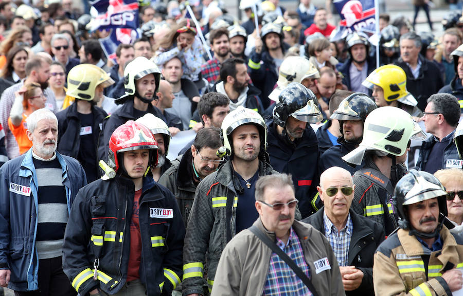 Bomberos de 37 parques de España se han concentrado en Oviedo bajo el lema 'Todos somos Eloy'. Es su respuesta a la sentencia por el fallecimiento del bombero en el incendio de Uría 58, en el que resultó herido su compañero Juan Carlos Fernández Grand, 'Cuni', que intervino en el Pleno municipal.