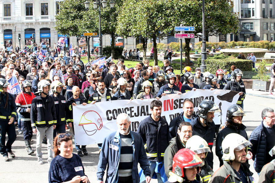 Bomberos de 37 parques de España se han concentrado en Oviedo bajo el lema 'Todos somos Eloy'. Es su respuesta a la sentencia por el fallecimiento del bombero en el incendio de Uría 58, en el que resultó herido su compañero Juan Carlos Fernández Grand, 'Cuni', que intervino en el Pleno municipal.