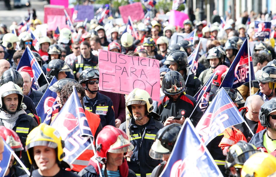 Bomberos de 37 parques de España se han concentrado en Oviedo bajo el lema 'Todos somos Eloy'. Es su respuesta a la sentencia por el fallecimiento del bombero en el incendio de Uría 58, en el que resultó herido su compañero Juan Carlos Fernández Grand, 'Cuni', que intervino en el Pleno municipal.