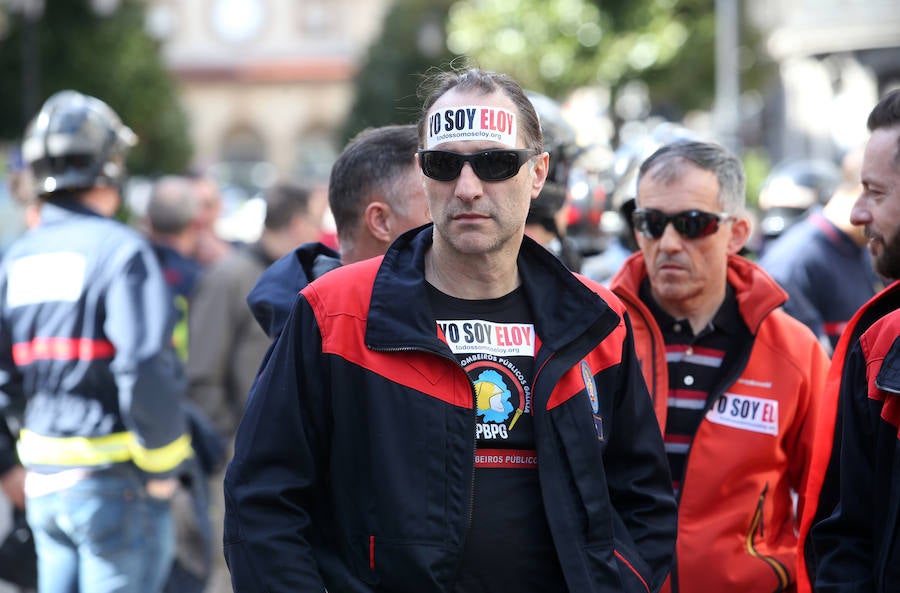 Bomberos de 37 parques de España se han concentrado en Oviedo bajo el lema 'Todos somos Eloy'. Es su respuesta a la sentencia por el fallecimiento del bombero en el incendio de Uría 58, en el que resultó herido su compañero Juan Carlos Fernández Grand, 'Cuni', que intervino en el Pleno municipal.