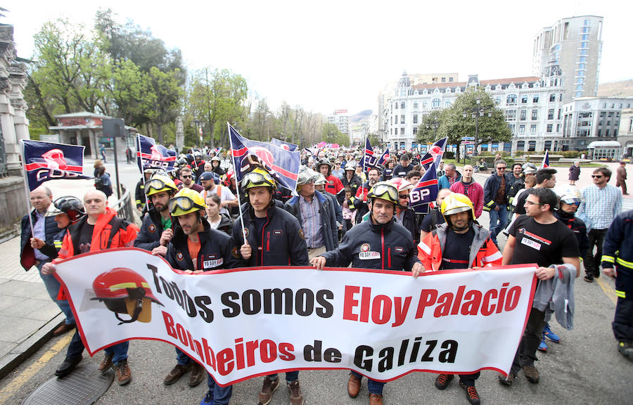 Bomberos de 37 parques de España se han concentrado en Oviedo bajo el lema 'Todos somos Eloy'. Es su respuesta a la sentencia por el fallecimiento del bombero en el incendio de Uría 58, en el que resultó herido su compañero Juan Carlos Fernández Grand, 'Cuni', que intervino en el Pleno municipal.