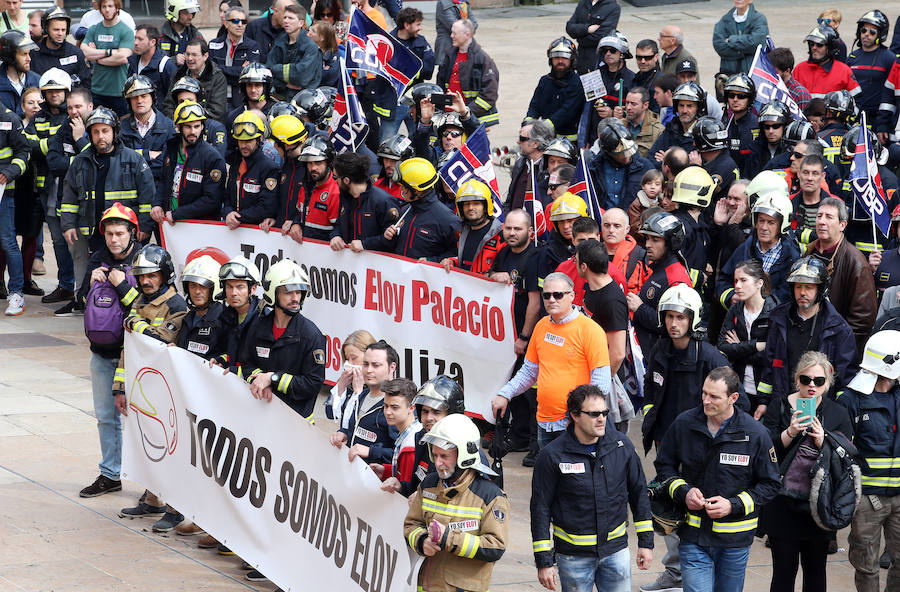 Bomberos de 37 parques de España se han concentrado en Oviedo bajo el lema 'Todos somos Eloy'. Es su respuesta a la sentencia por el fallecimiento del bombero en el incendio de Uría 58, en el que resultó herido su compañero Juan Carlos Fernández Grand, 'Cuni', que intervino en el Pleno municipal.