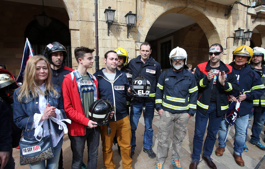 Bomberos de 37 parques de España se han concentrado en Oviedo bajo el lema 'Todos somos Eloy'. Es su respuesta a la sentencia por el fallecimiento del bombero en el incendio de Uría 58, en el que resultó herido su compañero Juan Carlos Fernández Grand, 'Cuni', que intervino en el Pleno municipal.