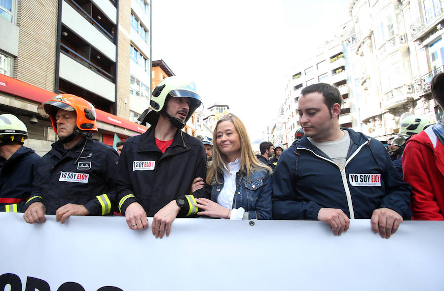 Bomberos de 37 parques de España se han concentrado en Oviedo bajo el lema 'Todos somos Eloy'. Es su respuesta a la sentencia por el fallecimiento del bombero en el incendio de Uría 58, en el que resultó herido su compañero Juan Carlos Fernández Grand, 'Cuni', que intervino en el Pleno municipal.