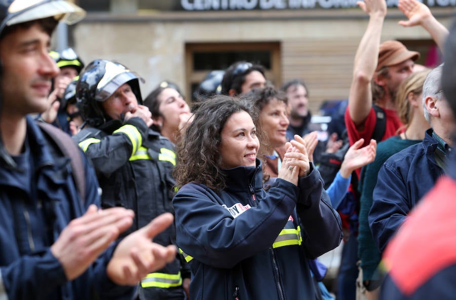 Bomberos de 37 parques de España se han concentrado en Oviedo bajo el lema 'Todos somos Eloy'. Es su respuesta a la sentencia por el fallecimiento del bombero en el incendio de Uría 58, en el que resultó herido su compañero Juan Carlos Fernández Grand, 'Cuni', que intervino en el Pleno municipal.