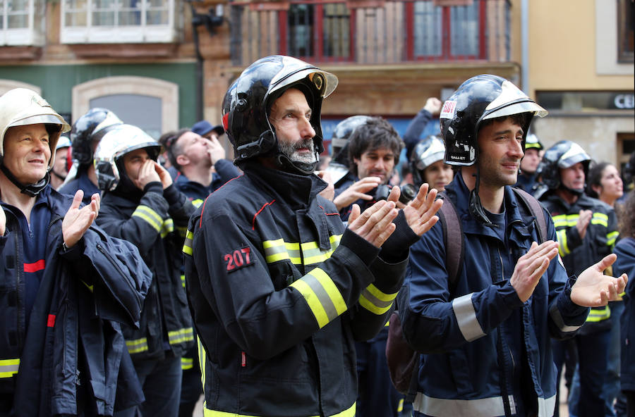 Bomberos de 37 parques de España se han concentrado en Oviedo bajo el lema 'Todos somos Eloy'. Es su respuesta a la sentencia por el fallecimiento del bombero en el incendio de Uría 58, en el que resultó herido su compañero Juan Carlos Fernández Grand, 'Cuni', que intervino en el Pleno municipal.