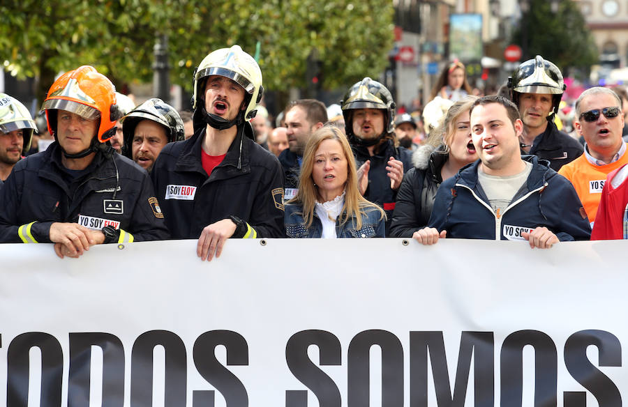 Bomberos de 37 parques de España se han concentrado en Oviedo bajo el lema 'Todos somos Eloy'. Es su respuesta a la sentencia por el fallecimiento del bombero en el incendio de Uría 58, en el que resultó herido su compañero Juan Carlos Fernández Grand, 'Cuni', que intervino en el Pleno municipal.