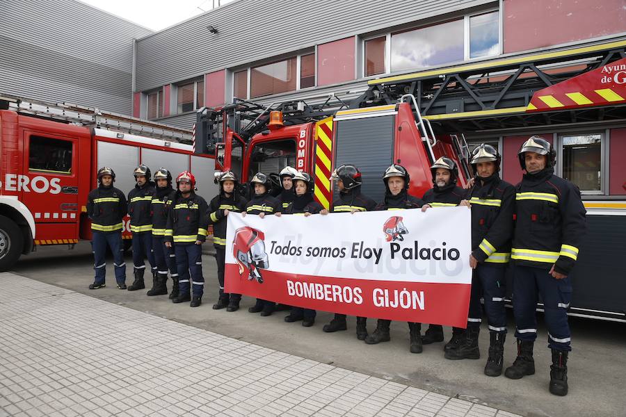 Bomberos de 37 parques de España se han concentrado en Oviedo bajo el lema 'Todos somos Eloy'. Es su respuesta a la sentencia por el fallecimiento del bombero en el incendio de Uría 58, en el que resultó herido su compañero Juan Carlos Fernández Grand, 'Cuni', que intervino en el Pleno municipal.