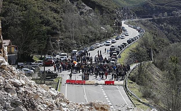 Trescientas personas urgen el arreglo del argayo de Caso y reabrir el corredor
