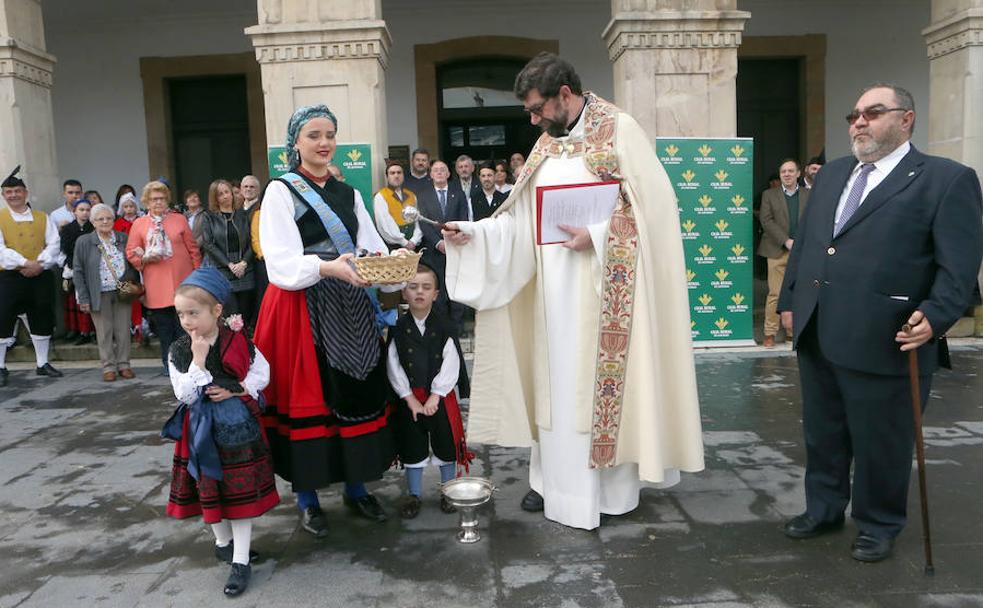 La bendición de los güevos pintos realizada ayer por el párroco de San Pedro de Pola de Siero, Juan Manuel Hevia, con las reina de las fiestas, Alicia Cueva del Río. 