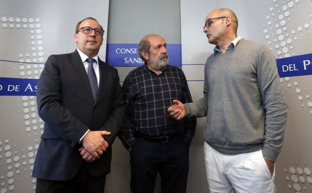 El director de Salud Pública, Antonio Molejón, junto con el director del Plan de Drogas, José Ramón Hevia, y el técnico Antón González, durante la presentación de la encuesta. 