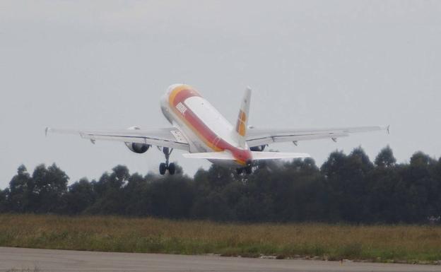 Un avión de Iberia despega del Aeropuerto de Asturias. 