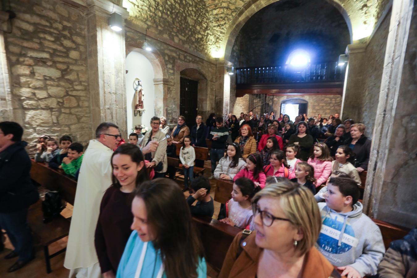 Decenas de niños de la Unión Pastoral de Villalegre marcharon el miércoles desde la iglesia de La Luz hasta la ermita en honor a la Virgen de Covadonga