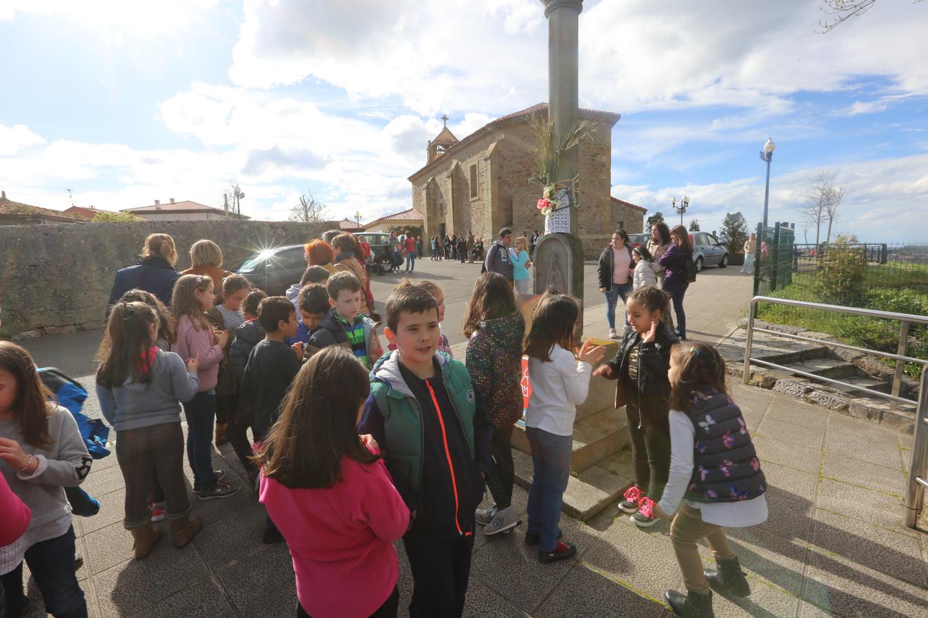 Decenas de niños de la Unión Pastoral de Villalegre marcharon el miércoles desde la iglesia de La Luz hasta la ermita en honor a la Virgen de Covadonga