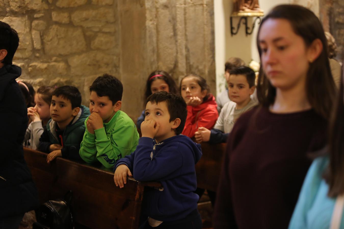 Decenas de niños de la Unión Pastoral de Villalegre marcharon el miércoles desde la iglesia de La Luz hasta la ermita en honor a la Virgen de Covadonga