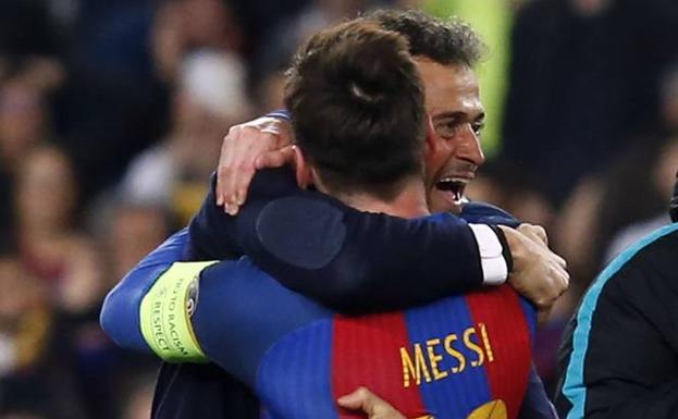 Luis Enrique y Leo Messi se abrazan la pasada campaña. 