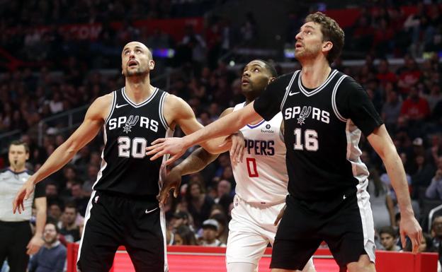 Pau Gasol y Manu Ginobili bloquean a Sindarius Thornwell. 