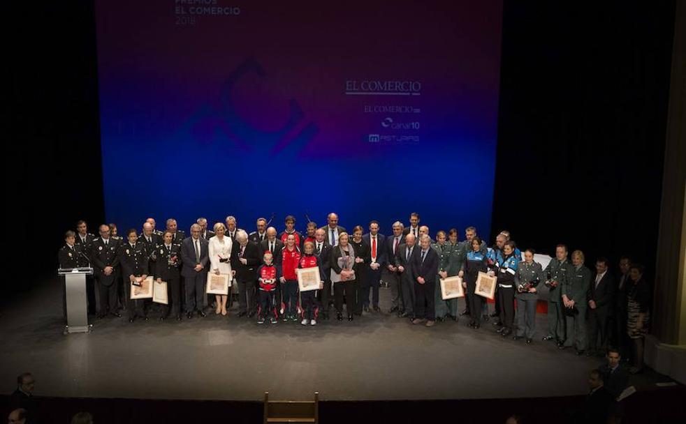 Foto de familia de los premiados sobre el escenario del Teatro Jovellanos de Gijón tras recoger sus galardones.