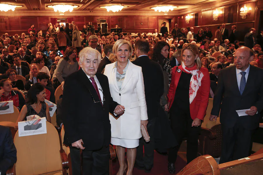 María Neira, los agentes que luchan contra la violencia de género, el Grupo Covadonga, Gamoneda y Armón y Gondán reciben su galardón en el Jovellanos.