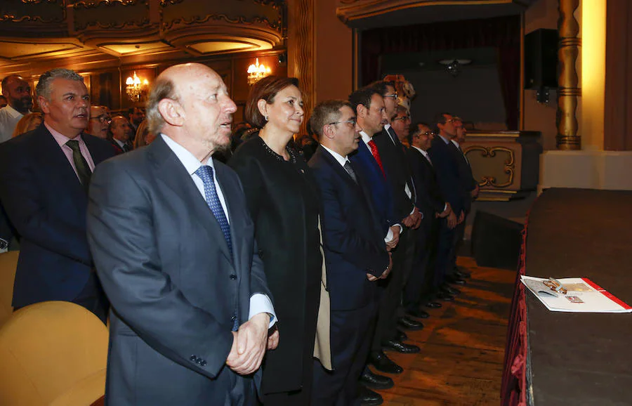 María Neira, los agentes que luchan contra la violencia de género, el Grupo Covadonga, Gamoneda y Armón y Gondán reciben su galardón en el Jovellanos.