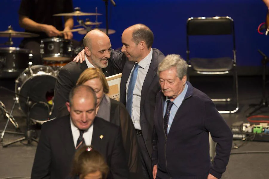 María Neira, los agentes que luchan contra la violencia de género, el Grupo Covadonga, Gamoneda y Armón y Gondán reciben su galardón en el Jovellanos.