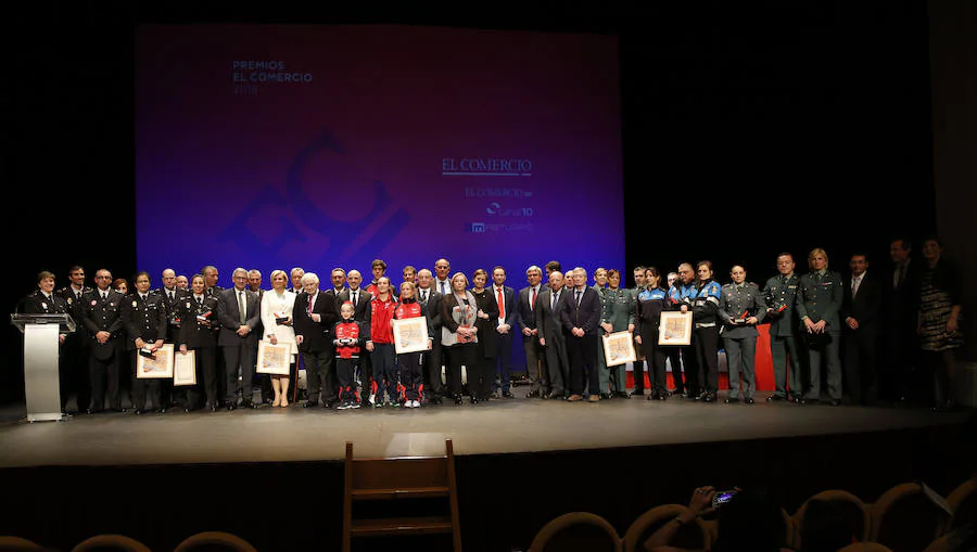 María Neira, los agentes que luchan contra la violencia de género, el Grupo Covadonga, Gamoneda y Armón y Gondán reciben su galardón en el Jovellanos.