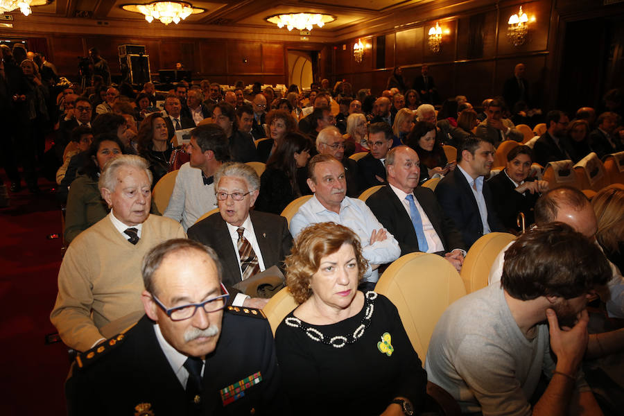 María Neira, los agentes que luchan contra la violencia de género, el Grupo Covadonga, Gamoneda y Armón y Gondán reciben su galardón en el Jovellanos.