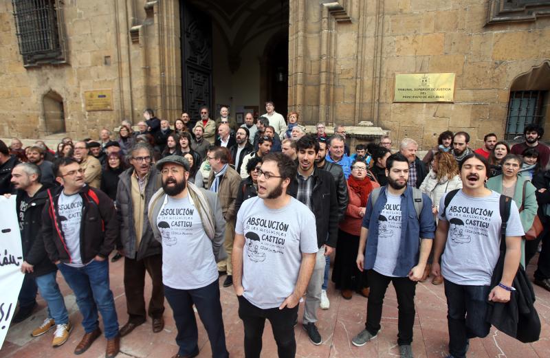 Decenas de personas se han concentrado ante el Tribunal Superior de Justicia de Asturias (TSJA) en la última jornada del juicio por la okupación de La Madreña, que ha quedado visto para sentencia.